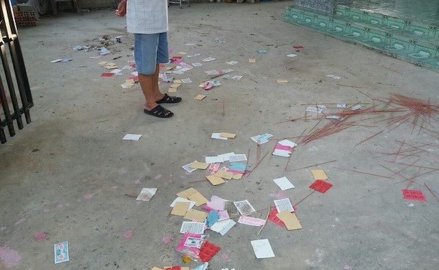 Hai đối tượng dùng sơn và mắm tôm, rải vàng mã đi đòi nợ - Ảnh 3. Hai đối tượng dùng sơn và mắm tôm, rải vàng mã đi đòi nợ - Ảnh 3.