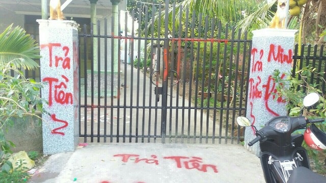 Hai đối tượng dùng sơn và mắm tôm, rải vàng mã đi đòi nợ - Ảnh 4. Hai đối tượng dùng sơn và mắm tôm, rải vàng mã đi đòi nợ - Ảnh 4.