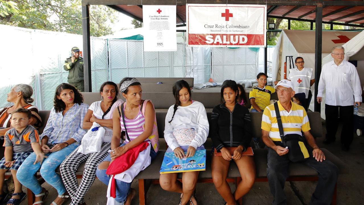Quá túng quẫn, phụ nữ Venezuela phải bán tóc, bán sữa mẹ để nuôi gia đình - Ảnh 1. Quá túng quẫn, phụ nữ Venezuela phải bán tóc, bán sữa mẹ để nuôi gia đình - Ảnh 1.