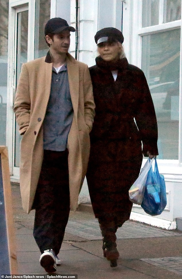 Rita Ora lần đầu lộ diện bên người nhện Andrew Garfield - Ảnh 2. Rita Ora lần đầu lộ diện bên người nhện Andrew Garfield - Ảnh 2.