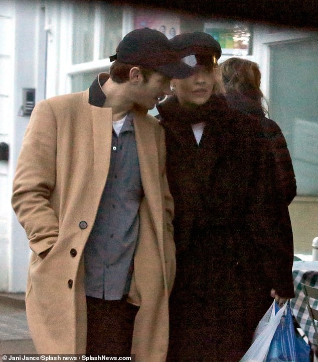 Rita Ora lần đầu lộ diện bên người nhện Andrew Garfield - Ảnh 3. Rita Ora lần đầu lộ diện bên người nhện Andrew Garfield - Ảnh 3.