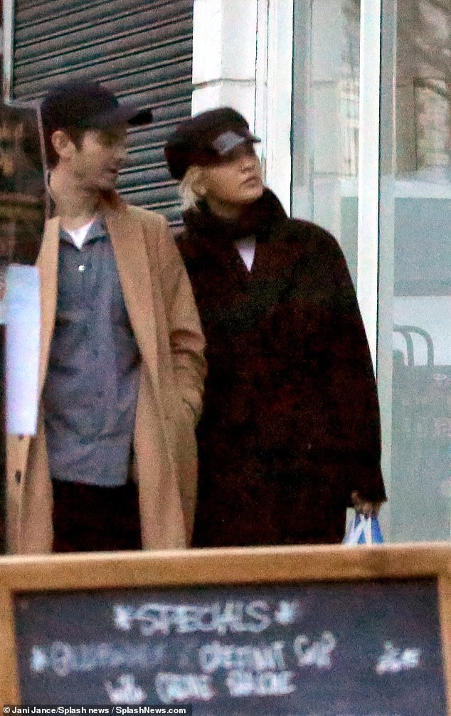 Rita Ora lần đầu lộ diện bên người nhện Andrew Garfield - Ảnh 5. Rita Ora lần đầu lộ diện bên người nhện Andrew Garfield - Ảnh 5.