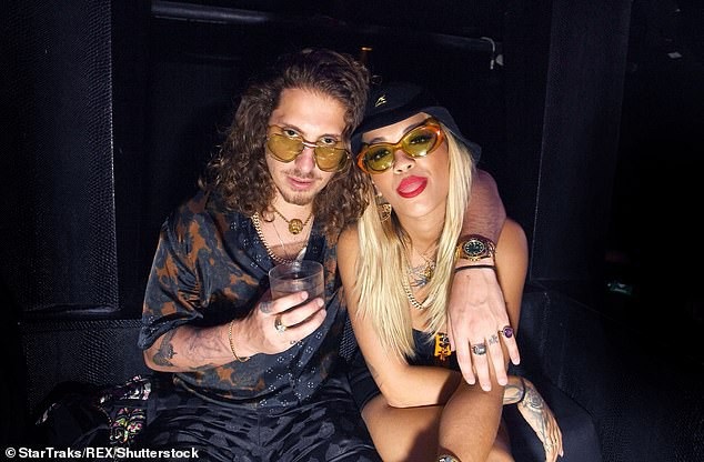 Rita Ora lần đầu lộ diện bên người nhện Andrew Garfield - Ảnh 6. Rita Ora lần đầu lộ diện bên người nhện Andrew Garfield - Ảnh 6.