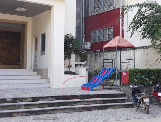Vụ cháu bé 3 tuổi tử vong ở sân chung cư: Tác nhân là một cháu bé 10 tuổi? - Ảnh 1. Vụ cháu bé 3 tuổi tử vong ở sân chung cư: Tác nhân là một cháu bé 10 tuổi? - Ảnh 1.