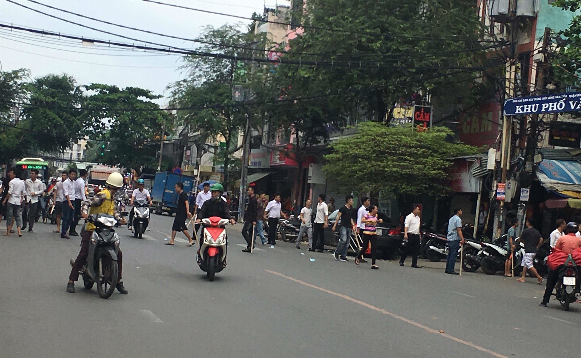 Hơn 50 thanh niên hỗn chiến, náo loạn đường phố Sài Gòn - Ảnh 1.