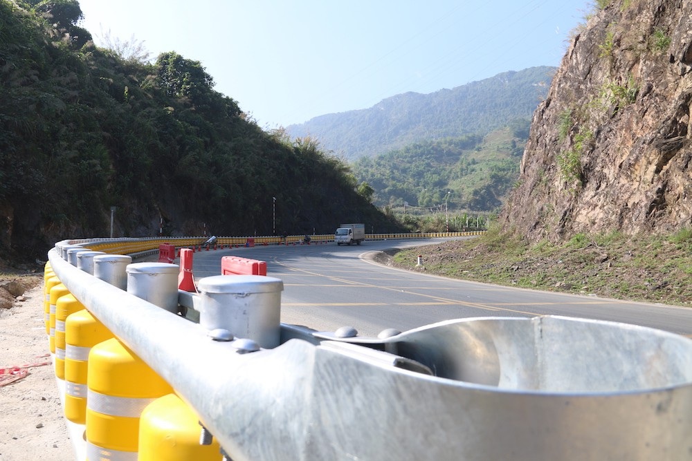Cận cảnh rào chắn đặc biệt đỡ xe đâm vào vách núi ở Dốc Cun - Ảnh 7. Cận cảnh rào chắn đặc biệt đỡ xe đâm vào vách núi ở Dốc Cun - Ảnh 7.
