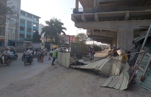 Hà Nội dỡ hàng loạt “lô cốt” dọc tuyến đường sắt Nhổn – ga Hà Nội - Ảnh 3. Hà Nội dỡ hàng loạt “lô cốt” dọc tuyến đường sắt Nhổn – ga Hà Nội - Ảnh 3.