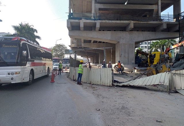 Hà Nội dỡ hàng loạt “lô cốt” dọc tuyến đường sắt Nhổn – ga Hà Nội - Ảnh 5. Hà Nội dỡ hàng loạt “lô cốt” dọc tuyến đường sắt Nhổn – ga Hà Nội - Ảnh 5.