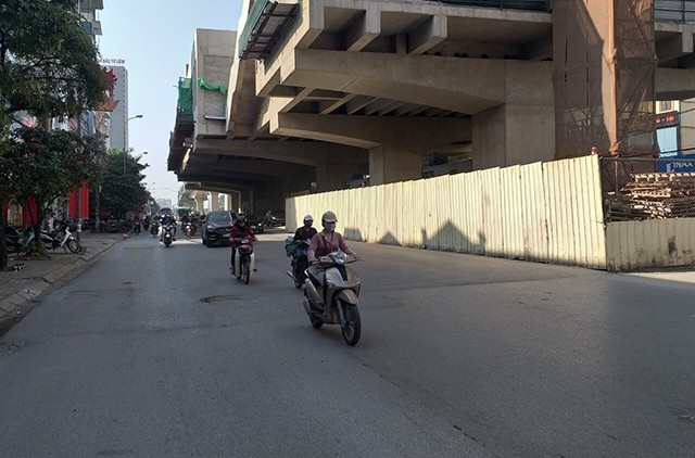Hà Nội dỡ hàng loạt “lô cốt” dọc tuyến đường sắt Nhổn – ga Hà Nội - Ảnh 7. Hà Nội dỡ hàng loạt “lô cốt” dọc tuyến đường sắt Nhổn – ga Hà Nội - Ảnh 7.