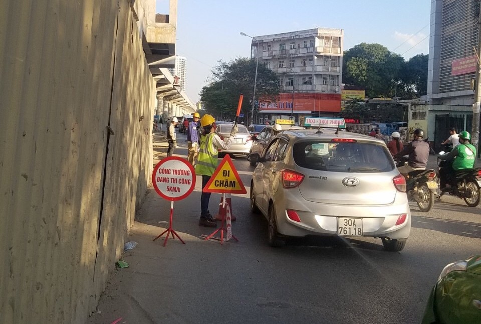 Hà Nội dỡ hàng loạt “lô cốt” dọc tuyến đường sắt Nhổn – ga Hà Nội - Ảnh 1. Hà Nội dỡ hàng loạt “lô cốt” dọc tuyến đường sắt Nhổn – ga Hà Nội - Ảnh 1.
