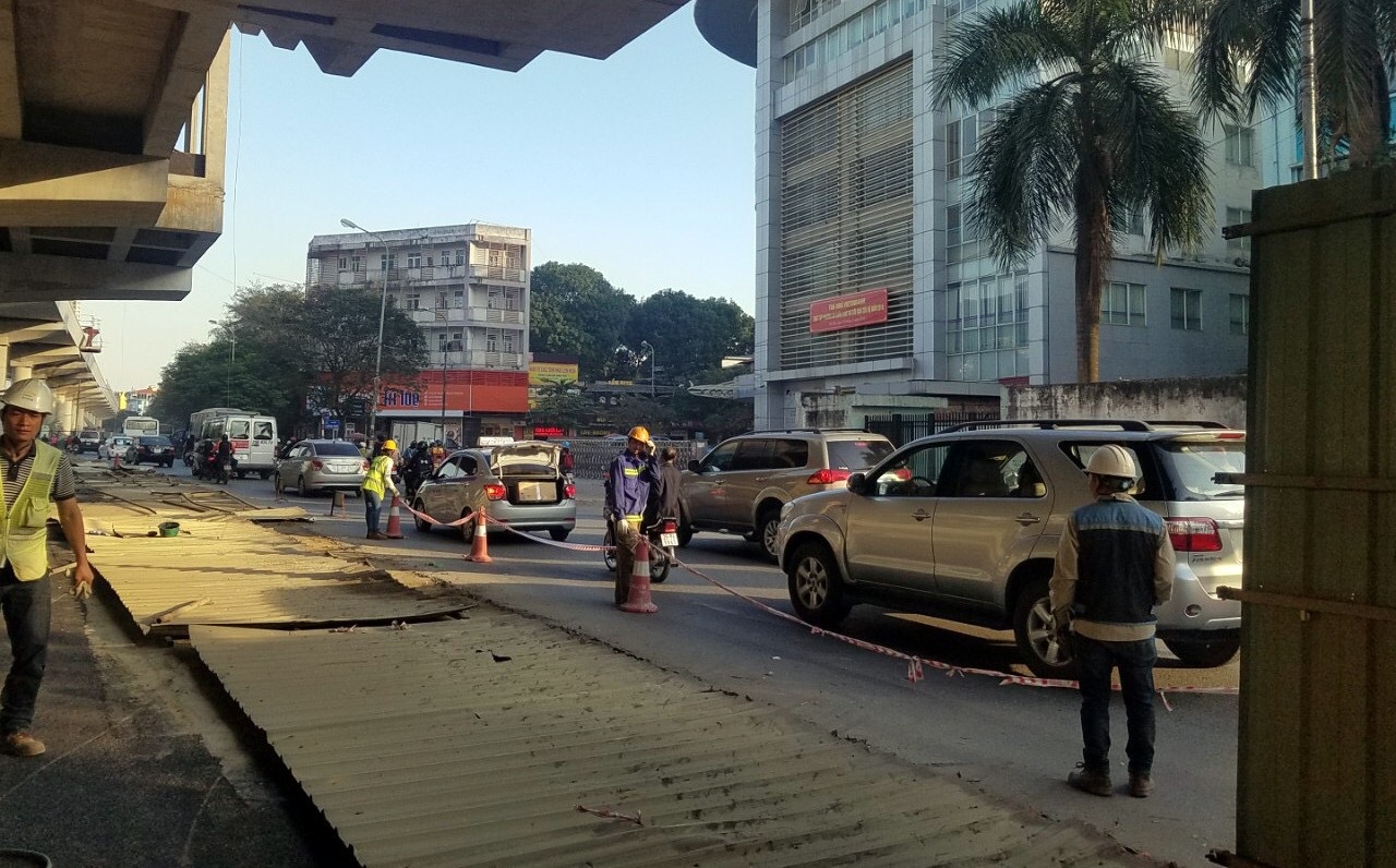 Hà Nội dỡ hàng loạt “lô cốt” dọc tuyến đường sắt Nhổn – ga Hà Nội - Ảnh 2. Hà Nội dỡ hàng loạt “lô cốt” dọc tuyến đường sắt Nhổn – ga Hà Nội - Ảnh 2.