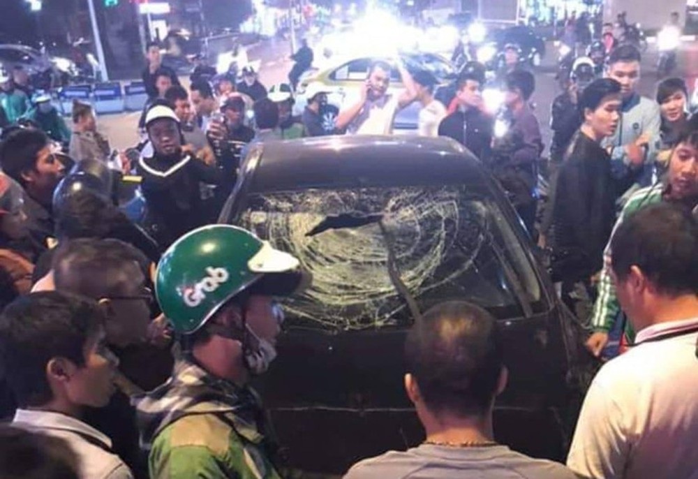 Hà Nội: Ô tô gây tai nạn liên hoàn, 2 phụ nữ mang thai nhập viện - Ảnh 1. Hà Nội: Ô tô gây tai nạn liên hoàn, 2 phụ nữ mang thai nhập viện - Ảnh 1.