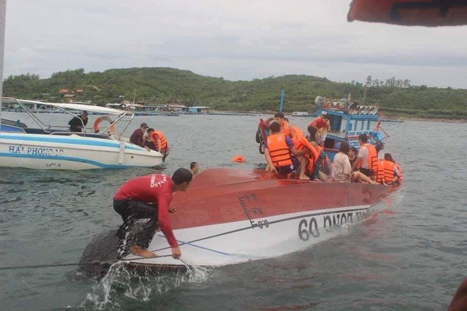 Khánh Hòa: Làm rõ vụ lật tàu du lịch chở 20 người trên Vịnh Nha Trang - Ảnh 1. Khánh Hòa: Làm rõ vụ lật tàu du lịch chở 20 người trên Vịnh Nha Trang - Ảnh 1.
