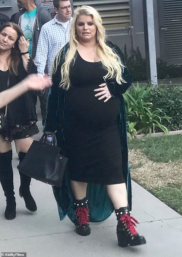 Jessica Simpson nặng nề khi bầu bí gần 8 tháng - Ảnh 2. Jessica Simpson nặng nề khi bầu bí gần 8 tháng - Ảnh 2.