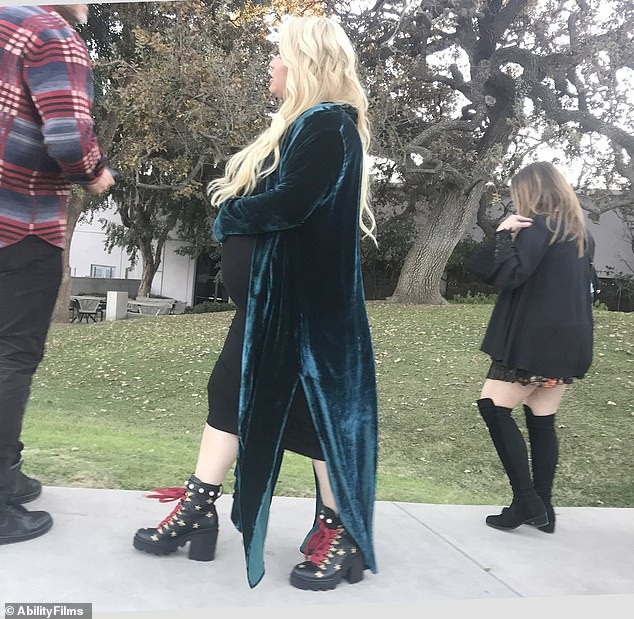 Jessica Simpson nặng nề khi bầu bí gần 8 tháng - Ảnh 4. Jessica Simpson nặng nề khi bầu bí gần 8 tháng - Ảnh 4.