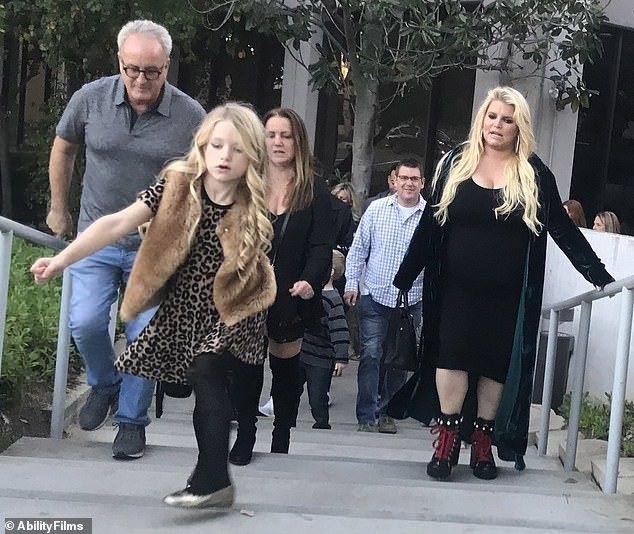 Jessica Simpson nặng nề khi bầu bí gần 8 tháng - Ảnh 6. Jessica Simpson nặng nề khi bầu bí gần 8 tháng - Ảnh 6.
