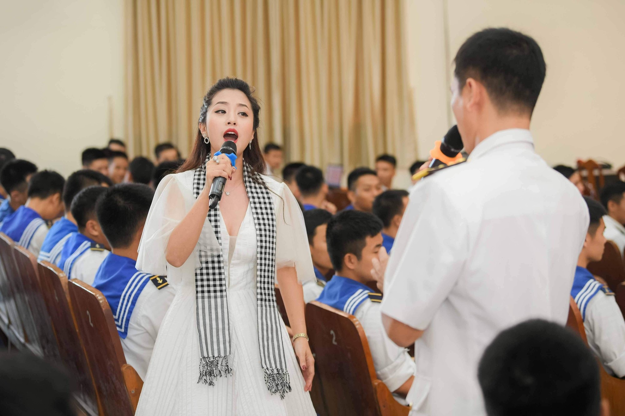 Trần Tiểu Vy tiết lộ bí quyết vượt qua áp lực từ khi trở thành hoa hậu - Ảnh 3. Trần Tiểu Vy tiết lộ bí quyết vượt qua áp lực từ khi trở thành hoa hậu - Ảnh 3.