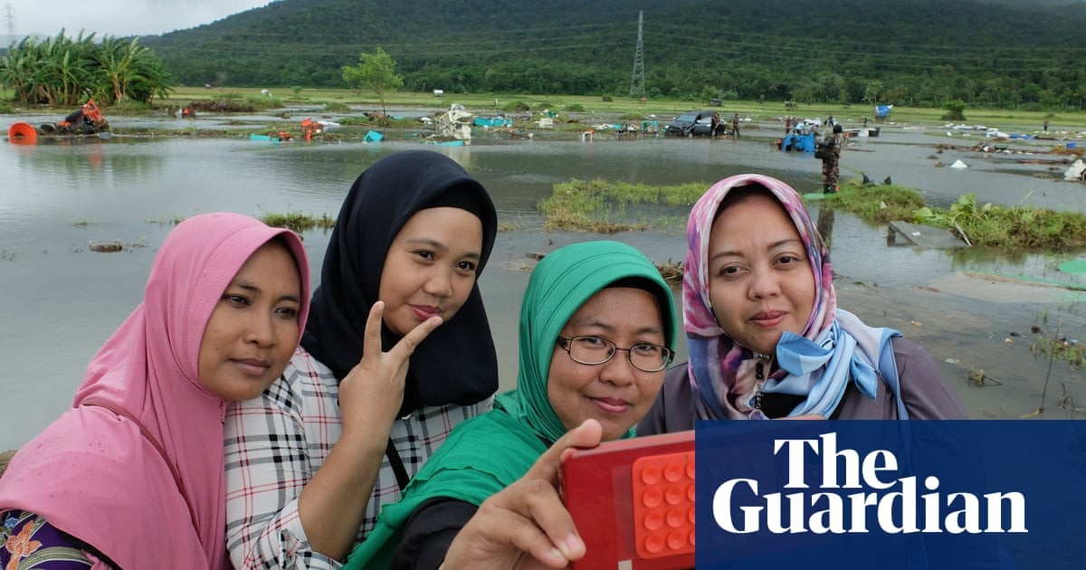 Vùng đất vừa bị sóng thần tàn phá trở thành điểm du lịch bất đắc dĩ để “câu like” - Ảnh 2. Vùng đất vừa bị sóng thần tàn phá trở thành điểm du lịch bất đắc dĩ để “câu like” - Ảnh 2.
