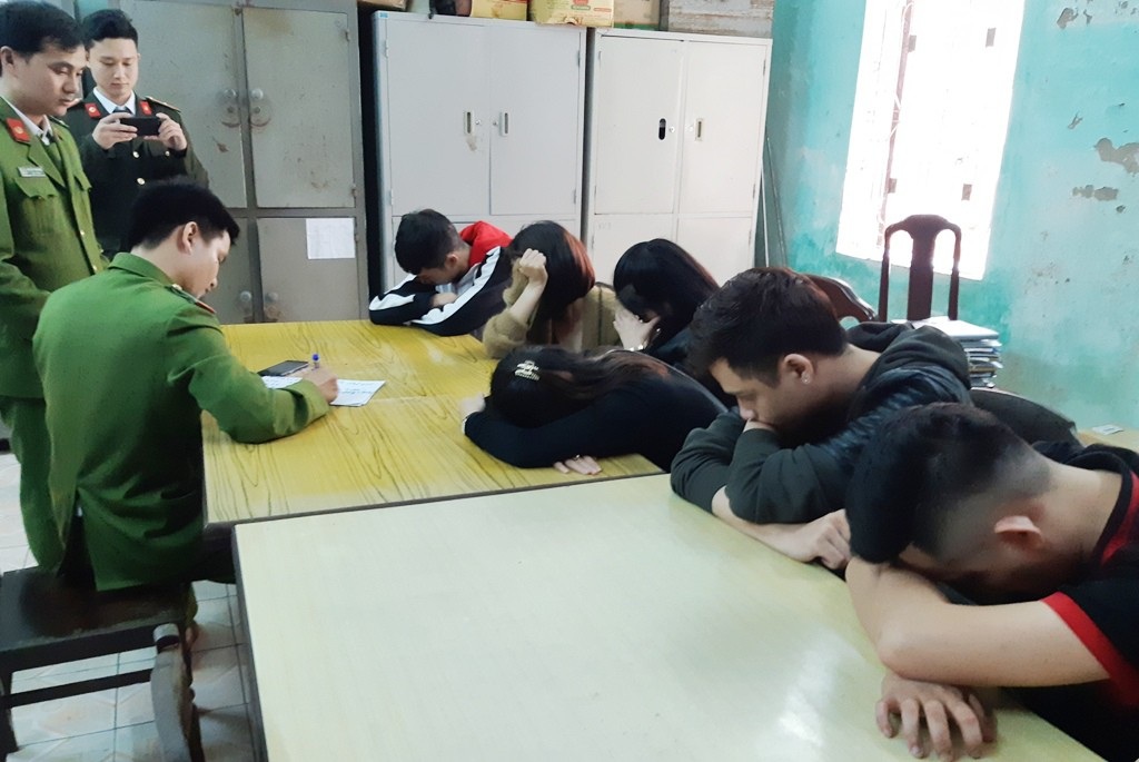 2h sáng, 13 thanh thiếu niên hút ma túy trong tiệm cắt tóc - Ảnh 1. 2h sáng, 13 thanh thiếu niên hút ma túy trong tiệm cắt tóc - Ảnh 1.