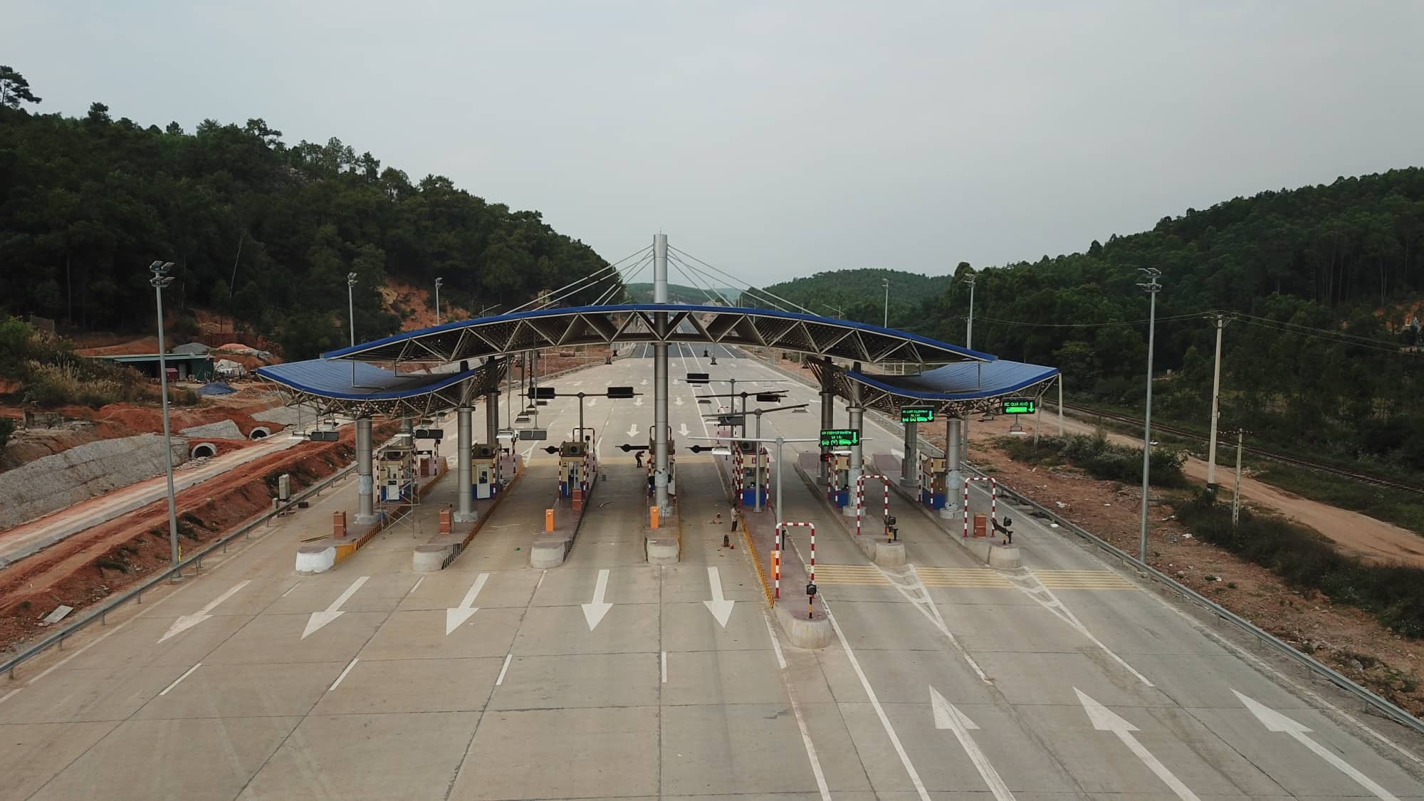 Ngắm cung đường 12.000 tỉ đánh thức tiềm năng thương cảng Vân Đồn - Ảnh 6. Ngắm cung đường 12.000 tỉ đánh thức tiềm năng thương cảng Vân Đồn - Ảnh 6.