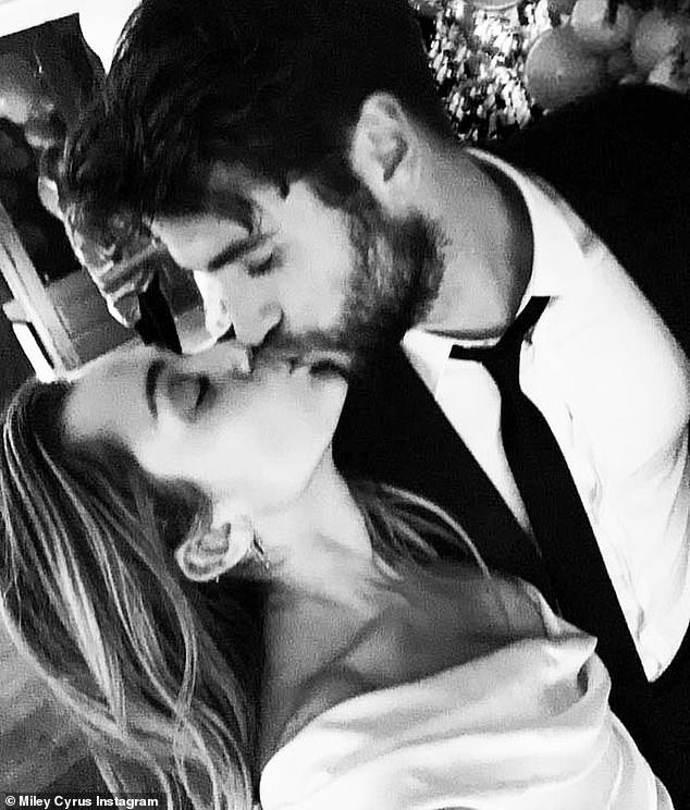 Miley Cyrus bất ngờ hé lộ ảnh cưới - Ảnh 2. Miley Cyrus bất ngờ hé lộ ảnh cưới - Ảnh 2.