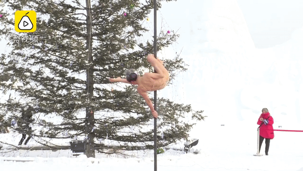 Xem vũ công mặc mỏng manh múa cột dưới nền nhiệt -30 độ C - Ảnh 3.