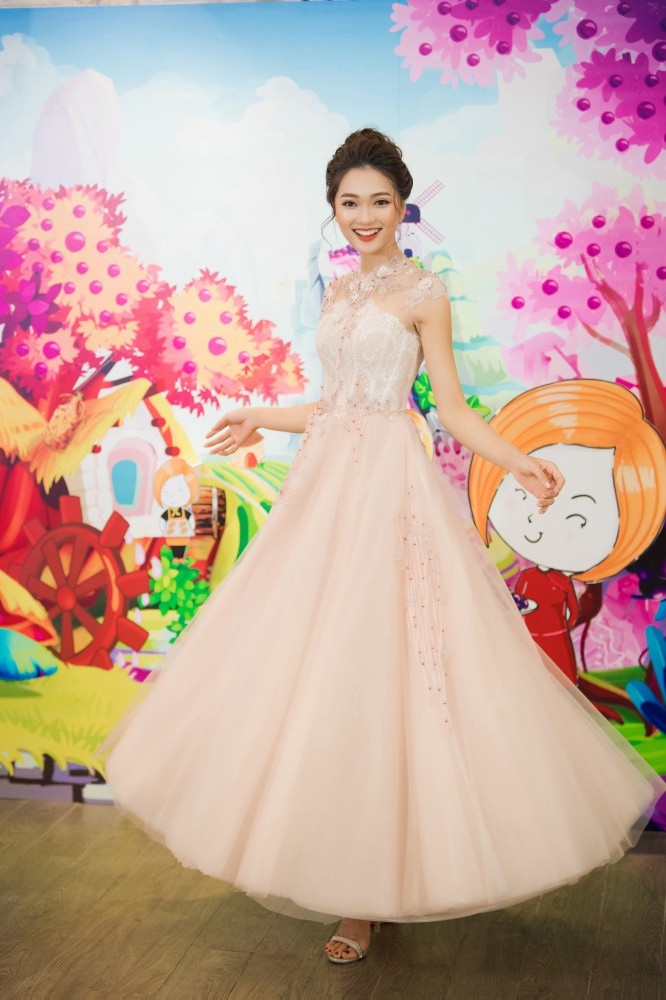 Huyền My khoe vai trần gợi cảm bên bạn gái tin đồn của cầu thủ Văn Đức - Ảnh 6. Huyền My khoe vai trần gợi cảm bên bạn gái tin đồn của cầu thủ Văn Đức - Ảnh 6.