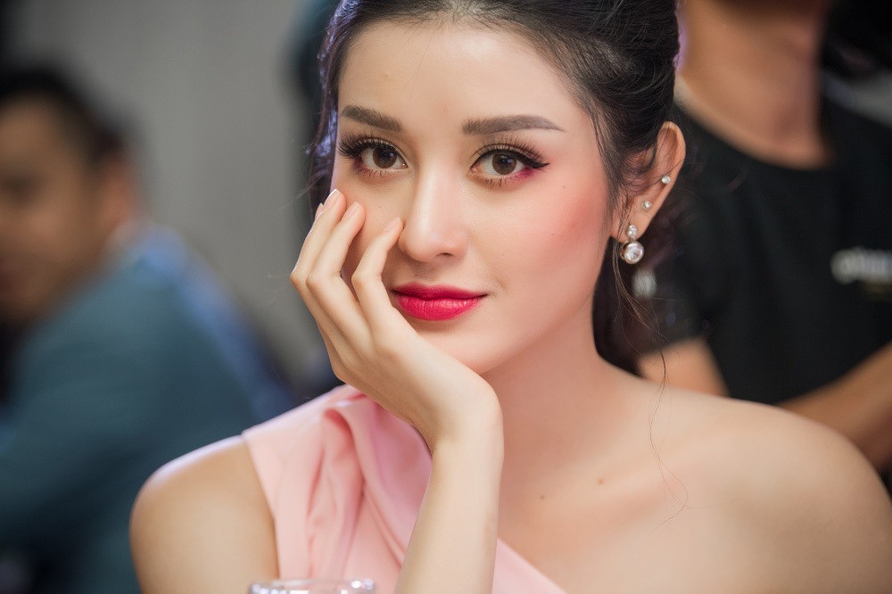 Huyền My khoe vai trần gợi cảm bên bạn gái tin đồn của cầu thủ Văn Đức - Ảnh 3. Huyền My khoe vai trần gợi cảm bên bạn gái tin đồn của cầu thủ Văn Đức - Ảnh 3.