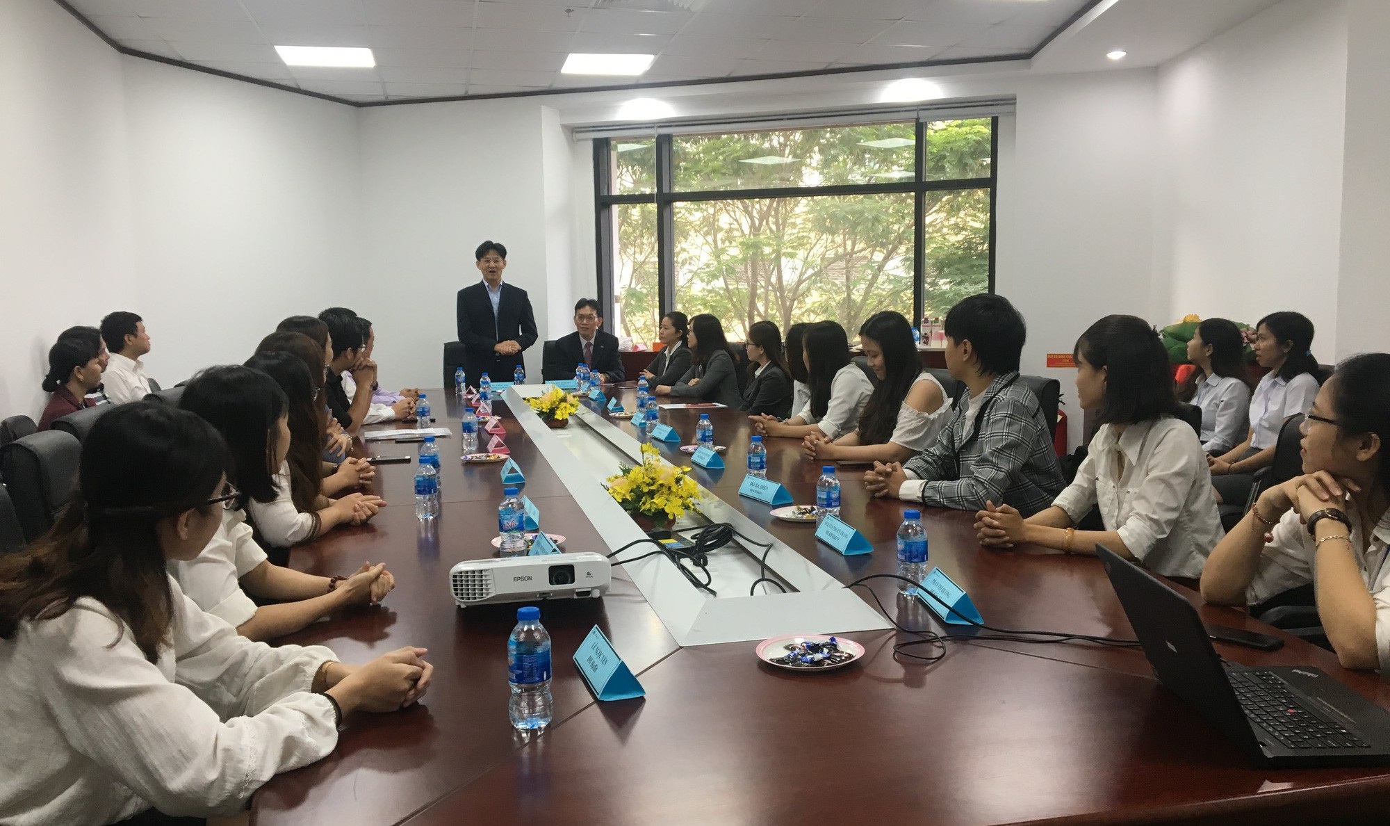 34 sinh viên vượt khó nhận học bổng gần 1 tỷ đồng - Ảnh 1. 34 sinh viên vượt khó nhận học bổng gần 1 tỷ đồng - Ảnh 1.