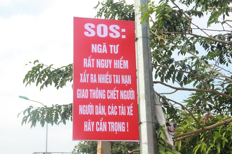 Dân tự bỏ tiền dựng biển cảnh báo ở “ngã tư chết người” - Ảnh 2. Dân tự bỏ tiền dựng biển cảnh báo ở “ngã tư chết người” - Ảnh 2.