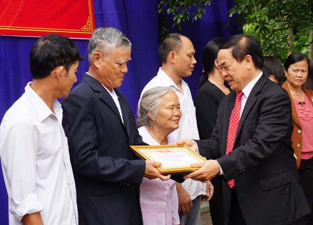 Trao phần thưởng khuyến học Ngô Trí Hòa - Ảnh 1. Trao phần thưởng khuyến học Ngô Trí Hòa - Ảnh 1.