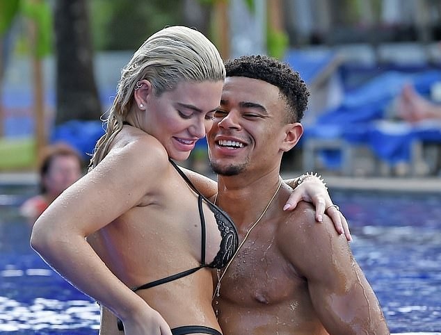 Megan Barton tình tứ bên bạn trai - Ảnh 3.