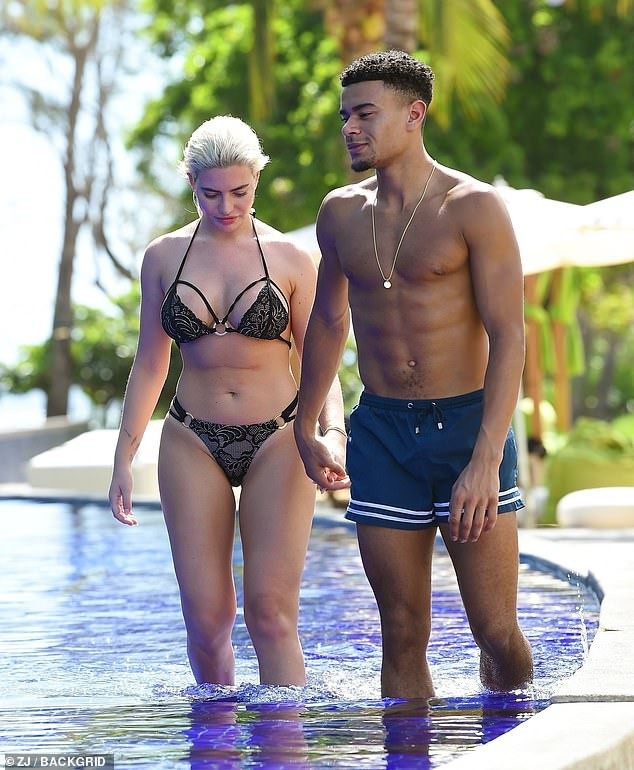 Megan Barton tình tứ bên bạn trai - Ảnh 8.