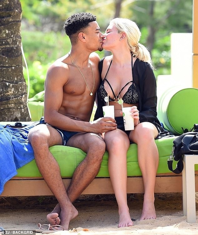 Megan Barton tình tứ bên bạn trai - Ảnh 9.