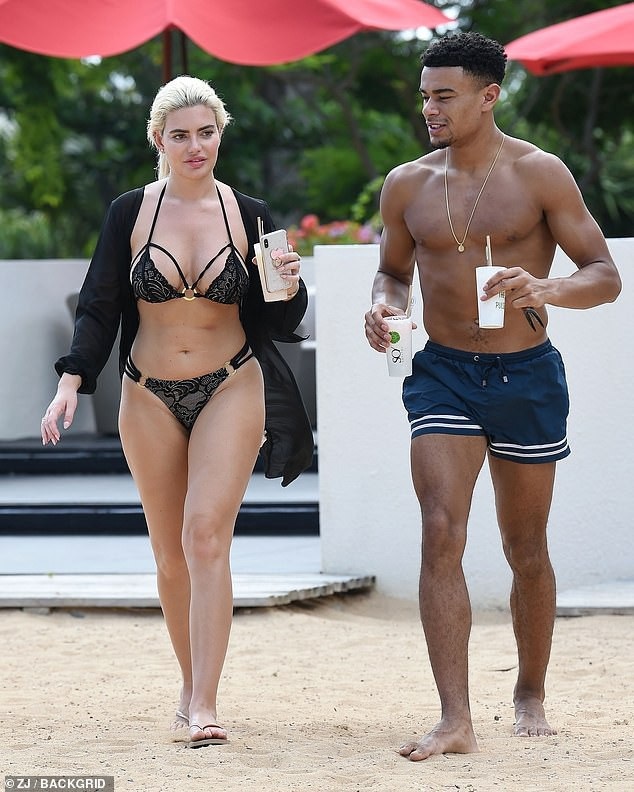 Megan Barton tình tứ bên bạn trai - Ảnh 10.