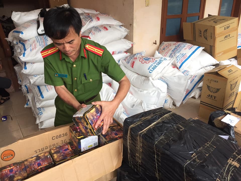 Phát hiện ô tô “hết đát” chở hơn 1 tấn pháo lậu - Ảnh 2.