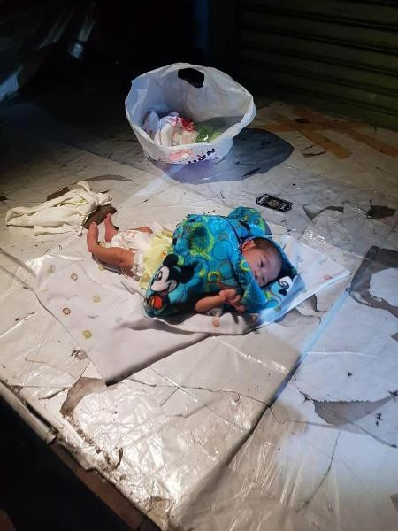 Cha mẹ cãi nhau, bé 2 tuần tuổi bị vứt bỏ giữa chợ Thái Lan - Ảnh 1. Cha mẹ cãi nhau, bé 2 tuần tuổi bị vứt bỏ giữa chợ Thái Lan - Ảnh 1.