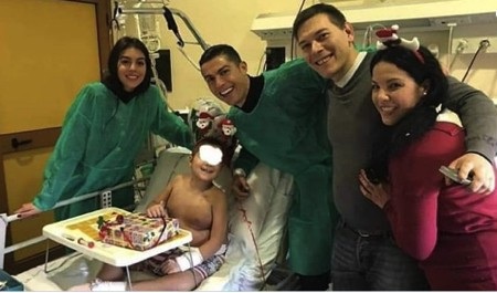 C.Ronaldo mang “phép màu năm mới” đến với các fans nhí trong bệnh viện - Ảnh 2. C.Ronaldo mang “phép màu năm mới” đến với các fans nhí trong bệnh viện - Ảnh 2.