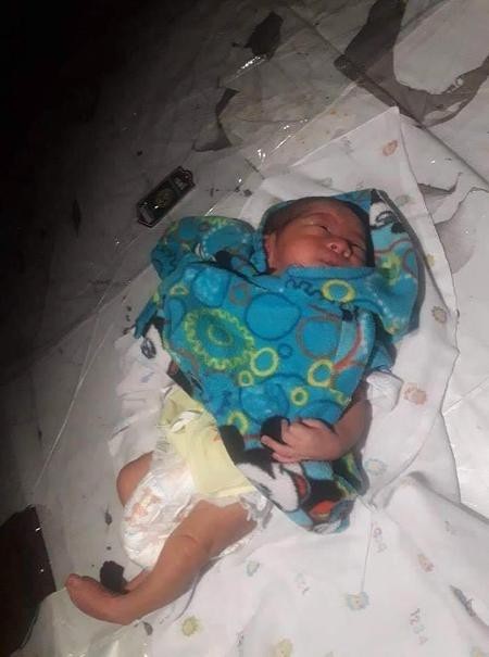 Cha mẹ cãi nhau, bé 2 tuần tuổi bị vứt bỏ giữa chợ Thái Lan - Ảnh 3. Cha mẹ cãi nhau, bé 2 tuần tuổi bị vứt bỏ giữa chợ Thái Lan - Ảnh 3.