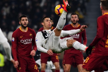 C.Ronaldo mang “phép màu năm mới” đến với các fans nhí trong bệnh viện - Ảnh 3. C.Ronaldo mang “phép màu năm mới” đến với các fans nhí trong bệnh viện - Ảnh 3.