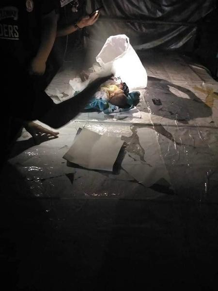 Cha mẹ cãi nhau, bé 2 tuần tuổi bị vứt bỏ giữa chợ Thái Lan - Ảnh 4. Cha mẹ cãi nhau, bé 2 tuần tuổi bị vứt bỏ giữa chợ Thái Lan - Ảnh 4.