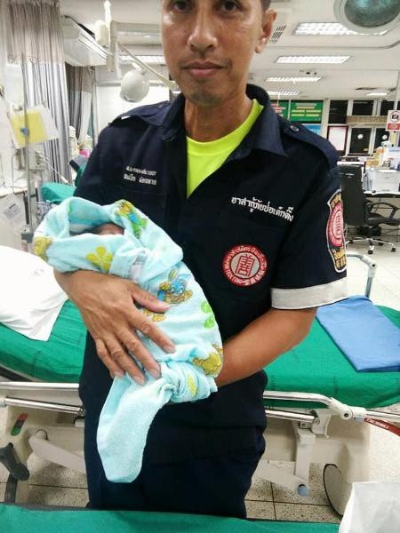 Cha mẹ cãi nhau, bé 2 tuần tuổi bị vứt bỏ giữa chợ Thái Lan - Ảnh 6. Cha mẹ cãi nhau, bé 2 tuần tuổi bị vứt bỏ giữa chợ Thái Lan - Ảnh 6.