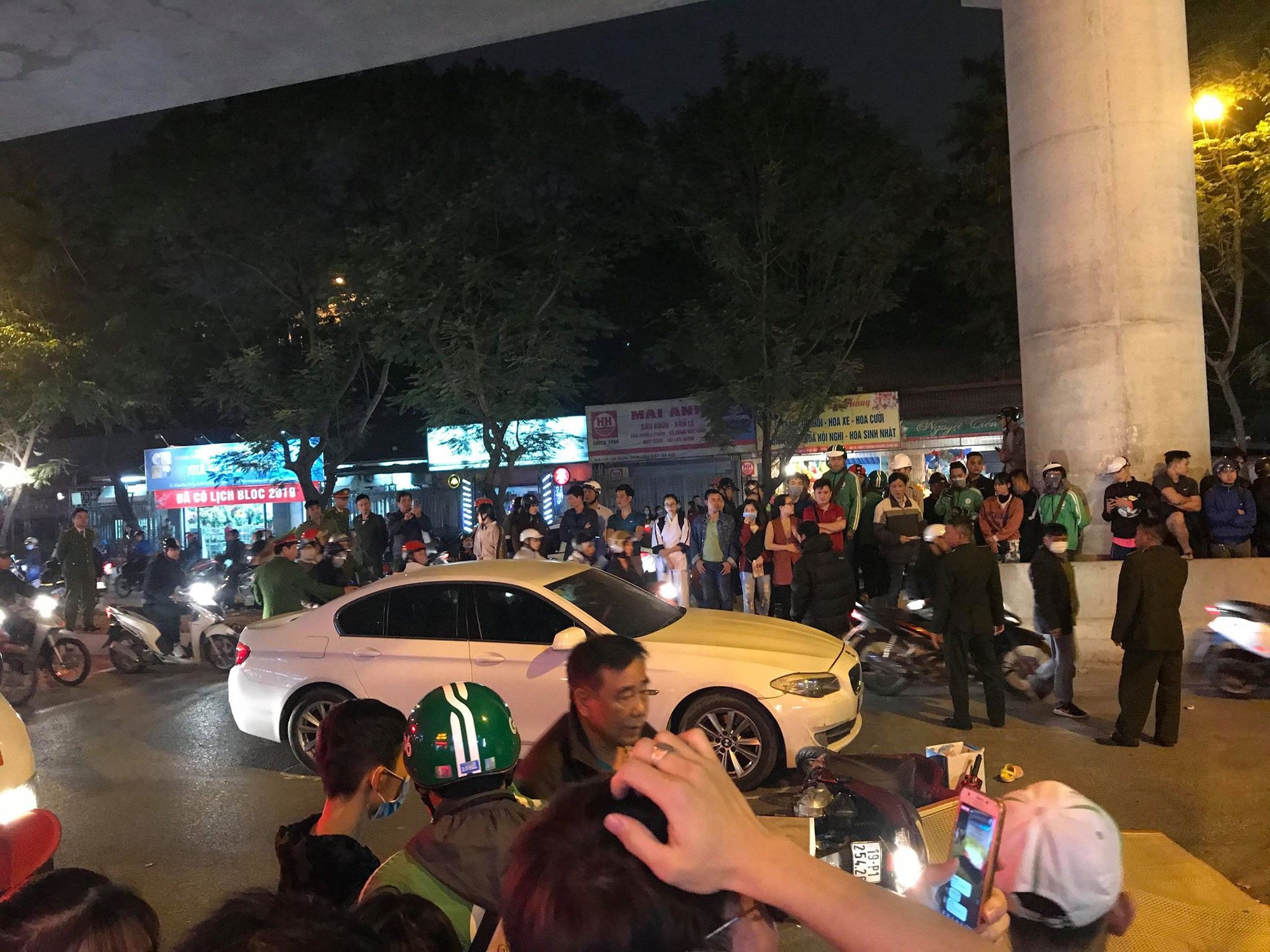 Hà Nội: Va chạm với ô tô con, nữ sinh bị xe buýt cán tử vong - Ảnh 3.