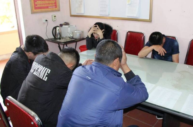 Đột kích khách sạn, công an bắt giữ gần chục nam nữ đang thác loạn - Ảnh 1.