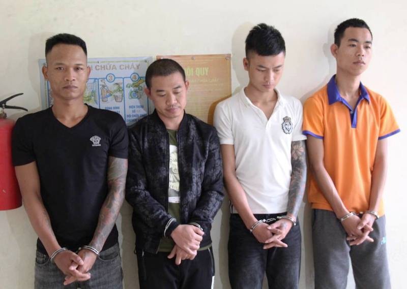 Đột kích khách sạn, công an bắt giữ gần chục nam nữ đang thác loạn - Ảnh 2.