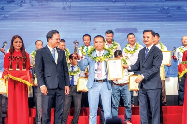 Vinh danh 43 tài xế lái xe an toàn tuyệt đối trong năm 2018 - Ảnh 2. Vinh danh 43 tài xế lái xe an toàn tuyệt đối trong năm 2018 - Ảnh 2.