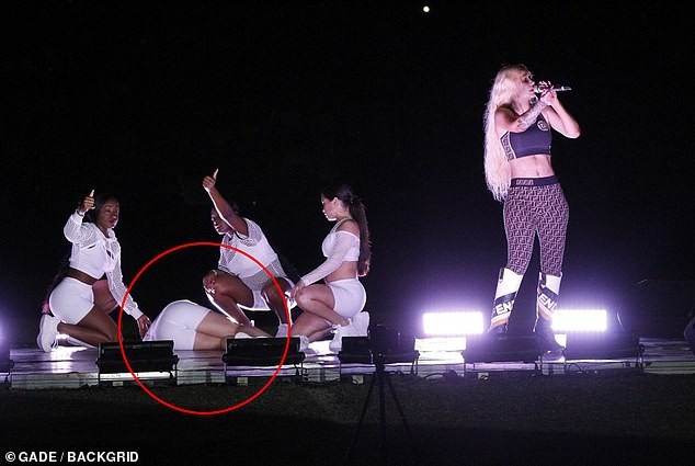 Iggy Azalea bị chỉ trích vì vẫn hát khi vũ công ngất xỉu bên cạnh - Ảnh 2. Iggy Azalea bị chỉ trích vì vẫn hát khi vũ công ngất xỉu bên cạnh - Ảnh 2.