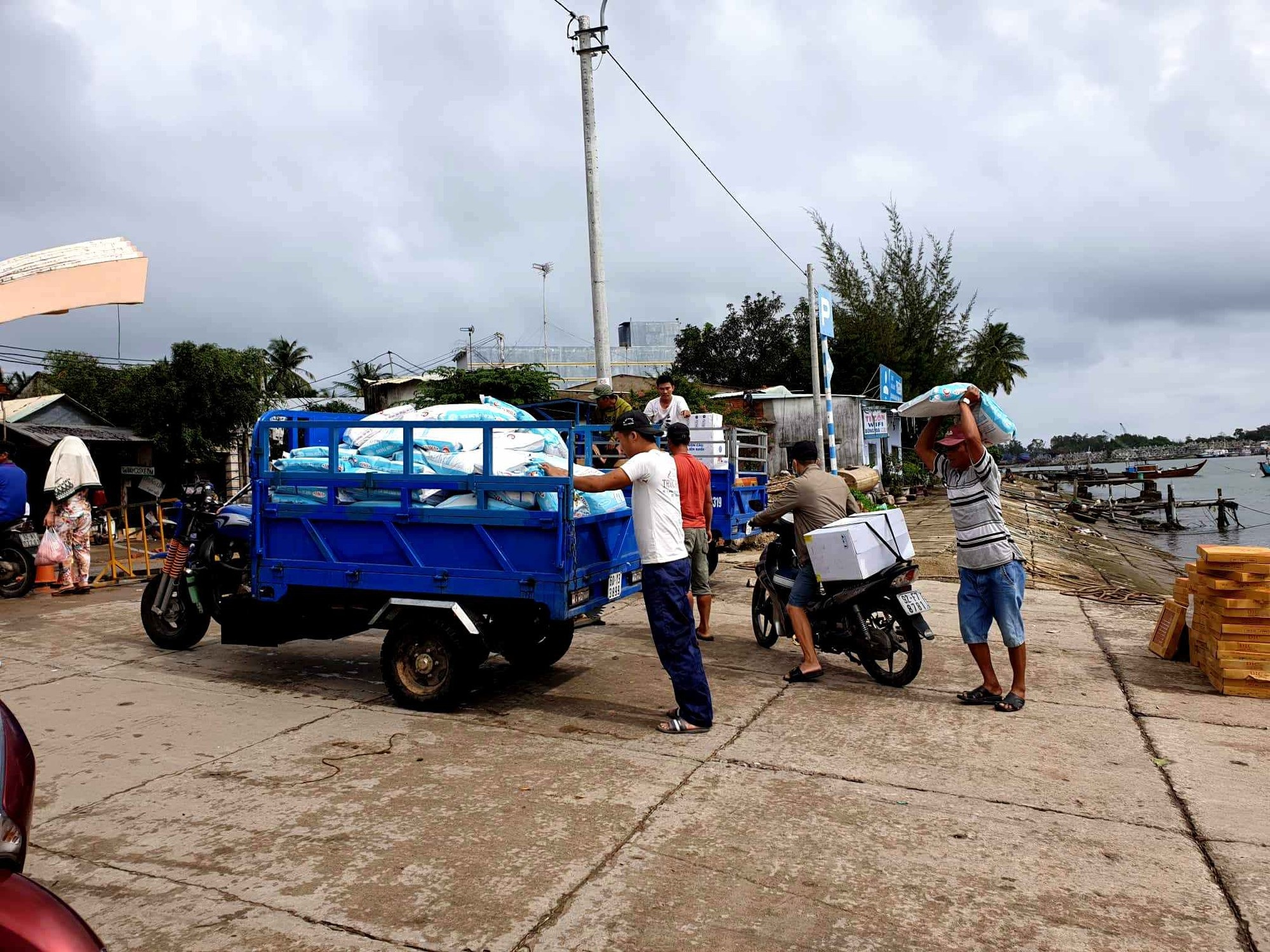 Người dân xã đảo “tròng trành” trên những chiếc ghe gỗ - Ảnh 2. Người dân xã đảo “tròng trành” trên những chiếc ghe gỗ - Ảnh 2.