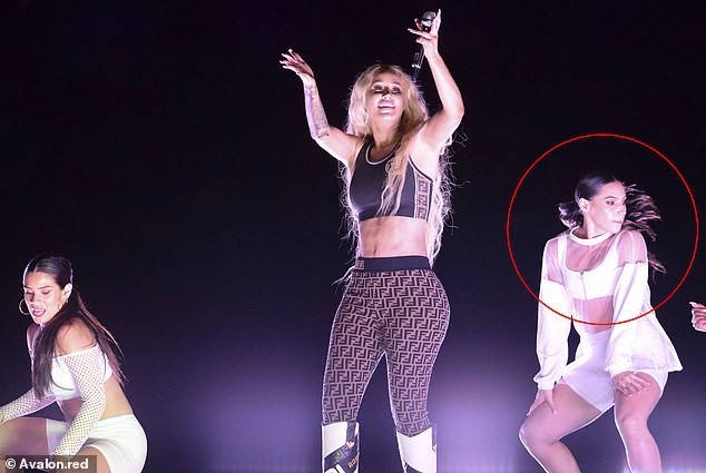 Iggy Azalea bị chỉ trích vì vẫn hát khi vũ công ngất xỉu bên cạnh - Ảnh 3. Iggy Azalea bị chỉ trích vì vẫn hát khi vũ công ngất xỉu bên cạnh - Ảnh 3.