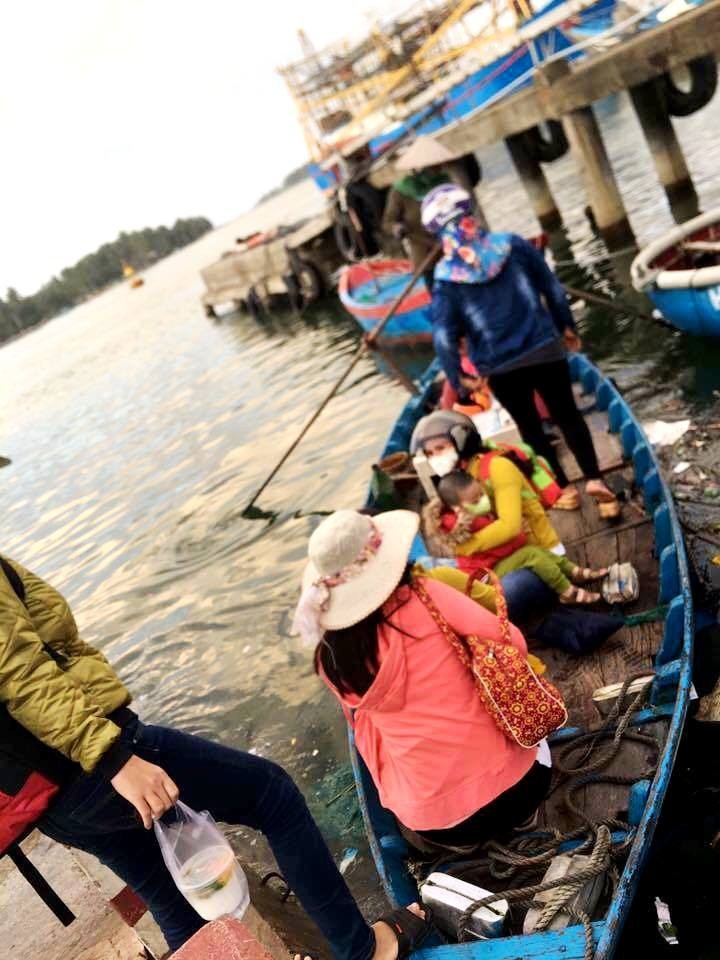 Người dân xã đảo “tròng trành” trên những chiếc ghe gỗ - Ảnh 3. Người dân xã đảo “tròng trành” trên những chiếc ghe gỗ - Ảnh 3.
